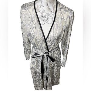Morgan Tylor Intimates Black and White Paisley Robe Size M Midi Length Tie Belt